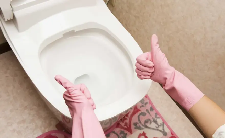 Zapchana toaleta - Skuteczne sposoby udrażniania WC