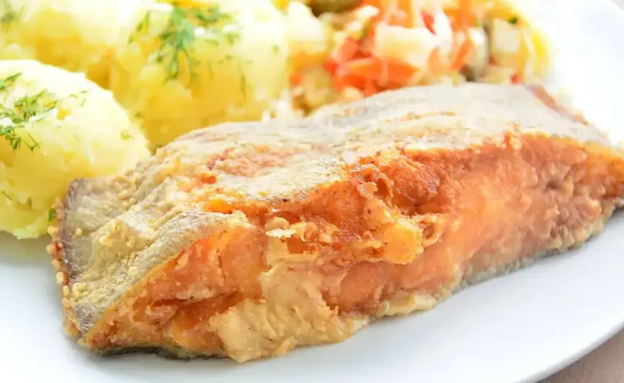 Smażony halibut - soczysty i chrupiący. Sprawdź, jak!