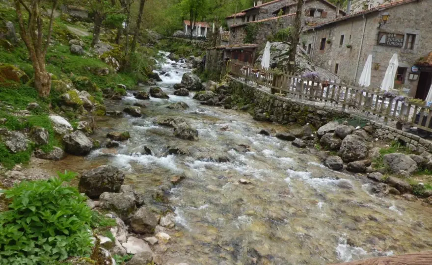 Cómo llegar a Bulnes - Funicular o a pie (Guía práctica)