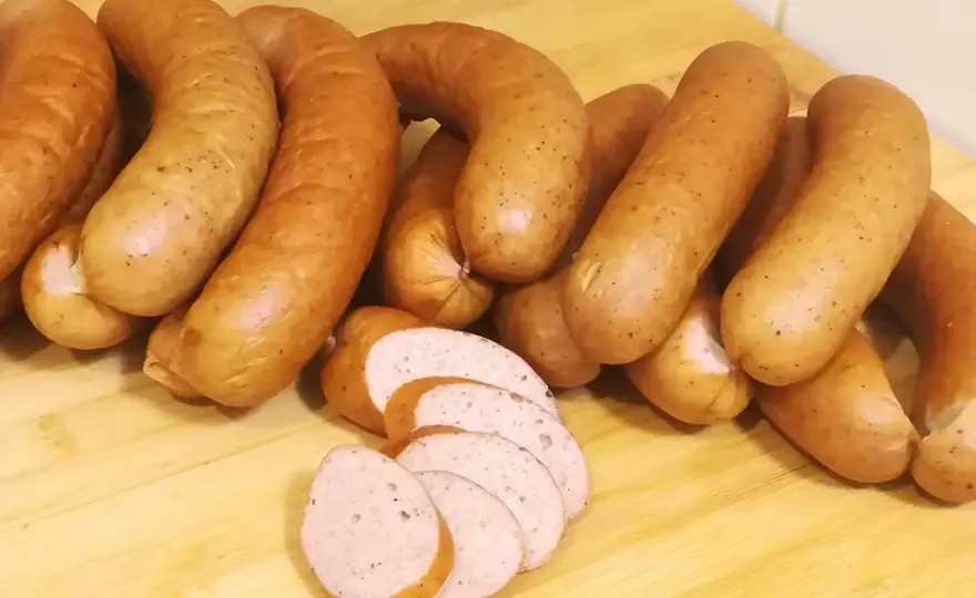 Kiełbasa parówkowa - przepisy, wartości odżywcze i zastosowanie w kuchni