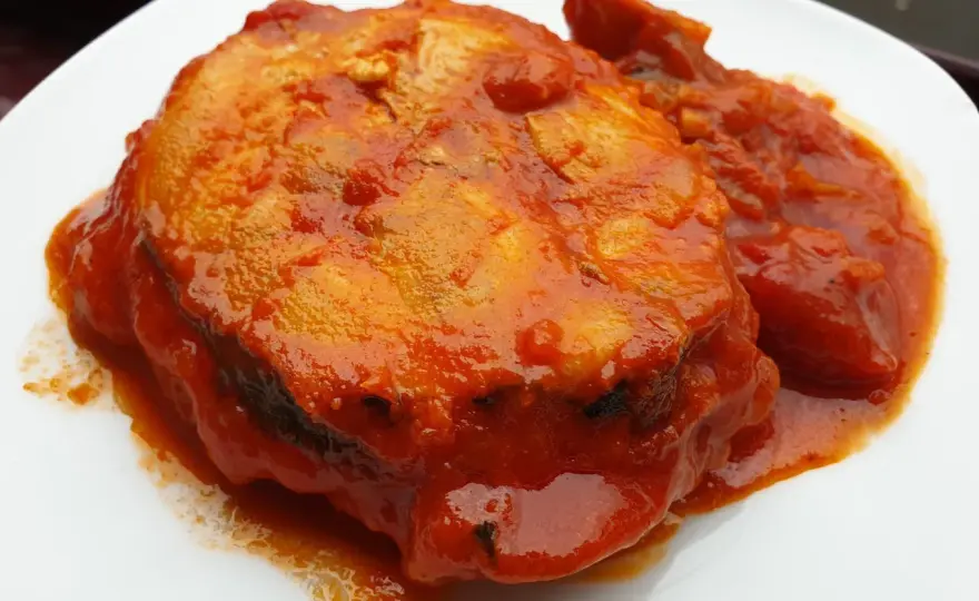 Bonito con tomate de la abuela, jugoso y en su punto