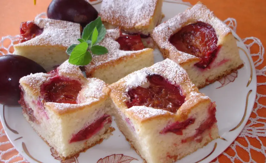 Ciasto ze śliwkami na oleju i jogurcie - Jak upiec puszysty placek?