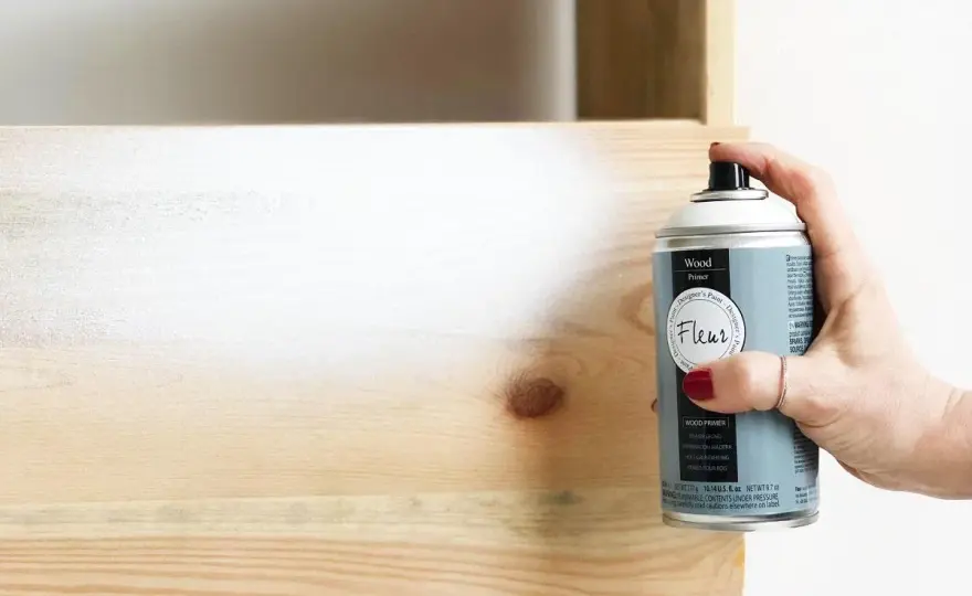 ¿Hay que imprimar la madera antes de pintarla? Guía práctica