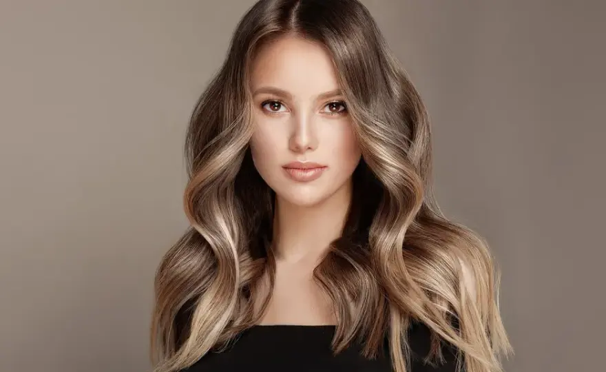Ciemny blond z refleksami - Naturalny efekt i pielęgnacja