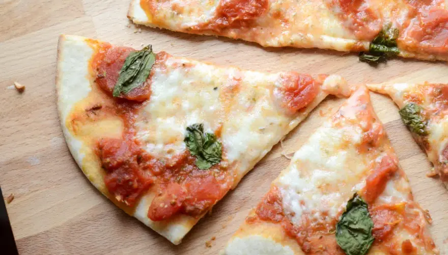 Pizza: poprawna pisownia i odmiana przez przypadki. Sprawdź!