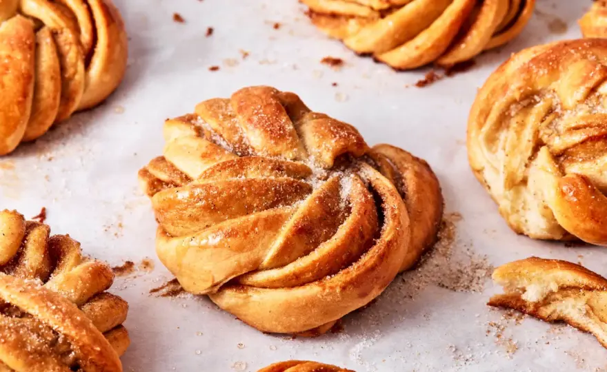 Kardamomschnecken backen - Das Geheimnis perfekter Hefeteilchen