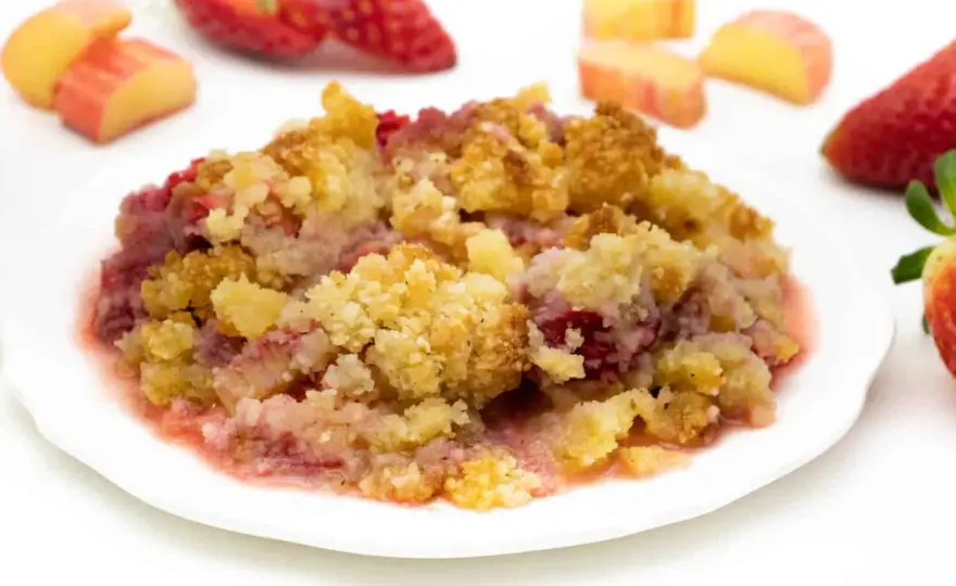 Erdbeer-Crumble backen - Knusprige Streusel ohne matschige Früchte
