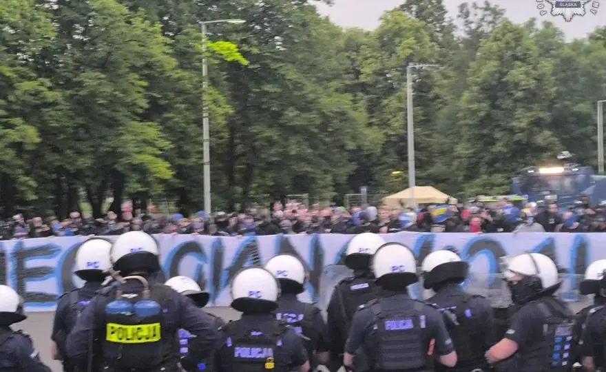 Pseudokibice - Jak oglądać mecz bezpiecznie?