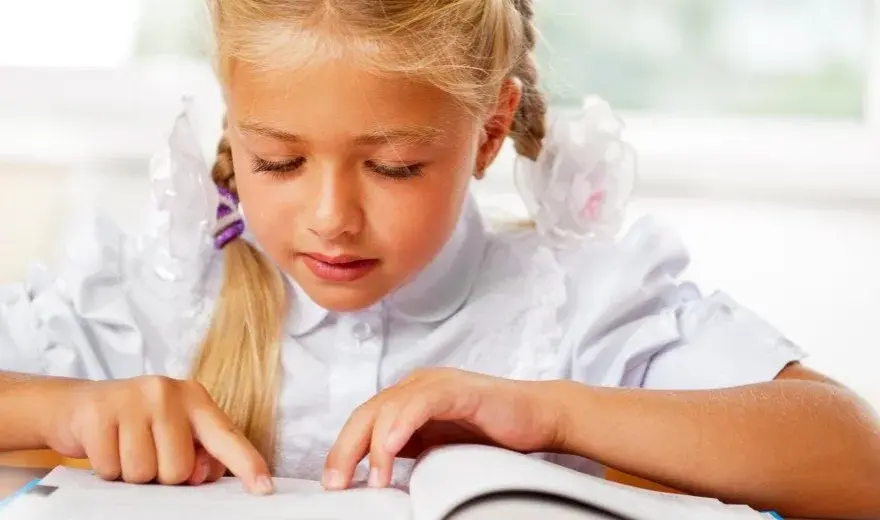 Skuteczne metody, jak nauczyć czytać dziecko z dysleksją bez frustracji
