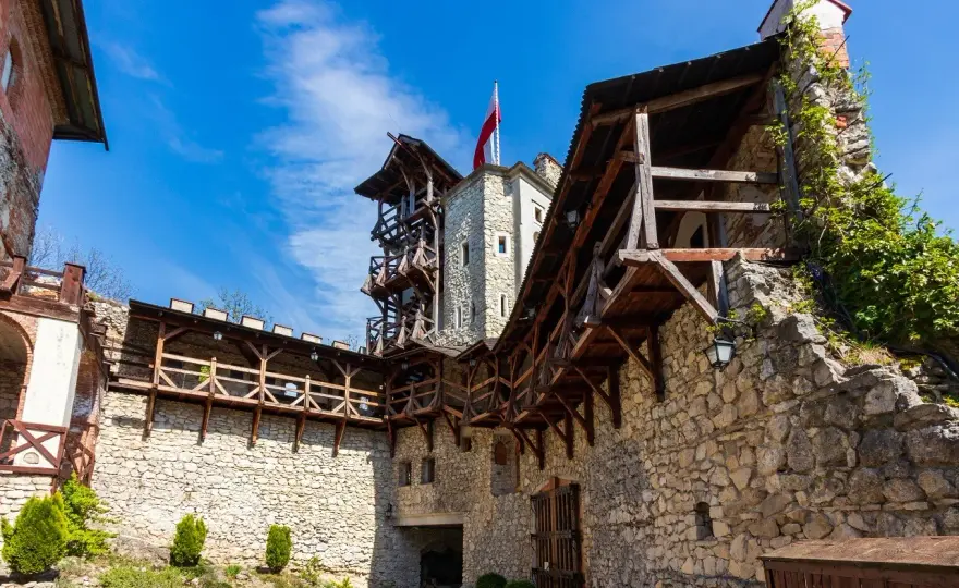 Zamek w Korzkwi - Czy warto? Historia, zwiedzanie i Jura