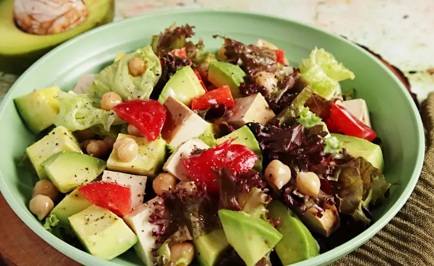 Veganer Salat mit Avocado - In 15 Min. fertig & richtig sättigend