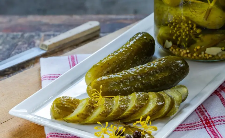 Kto nie może jeść ogórków kiszonych? Sprawdź, czy to ty!