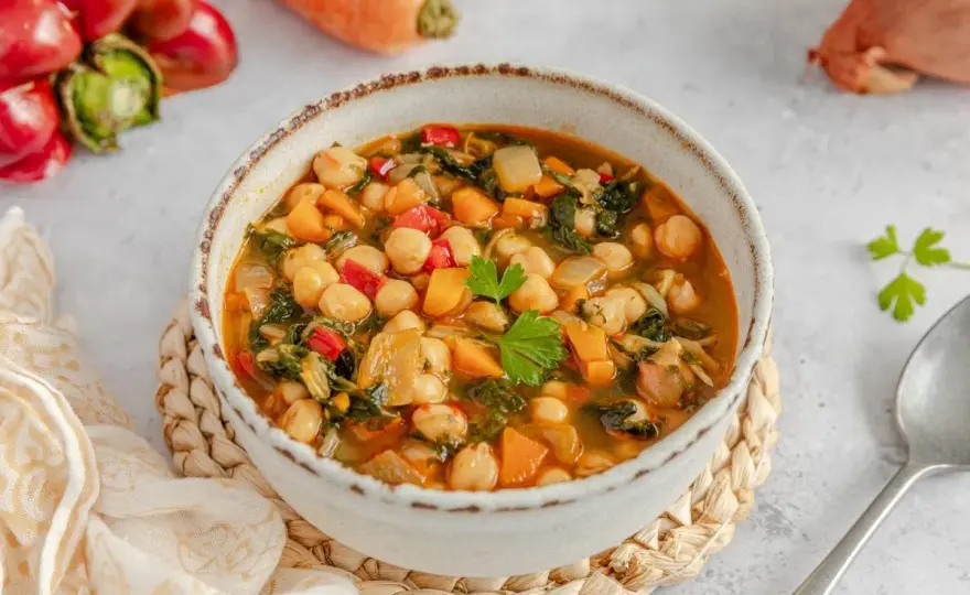 Potaje de garbanzos con verduras fácil y sabroso