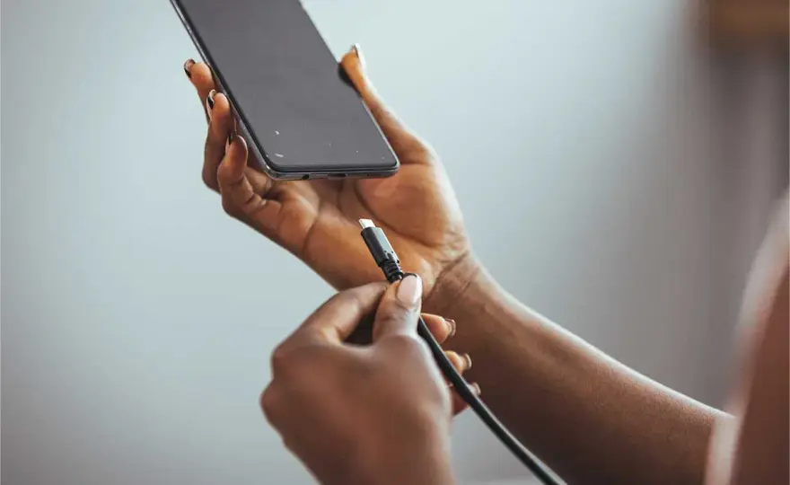 Jak naładować telefon telefonem? Poradnik krok po kroku
