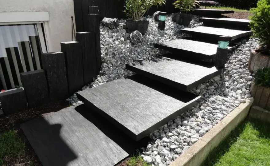 Gartenweg am Hang ohne Stufen - So gelingt er wirklich!