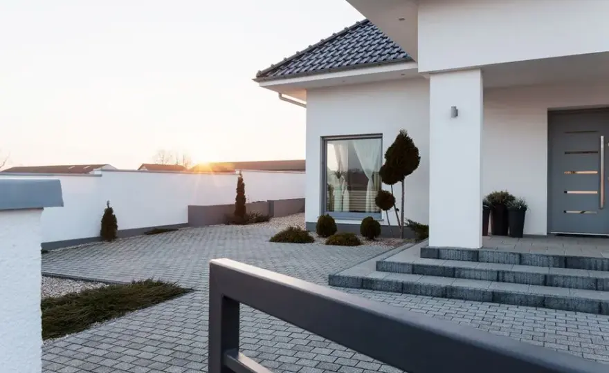 Jaką kostkę do białej elewacji wybrać, aby uniknąć błędów?