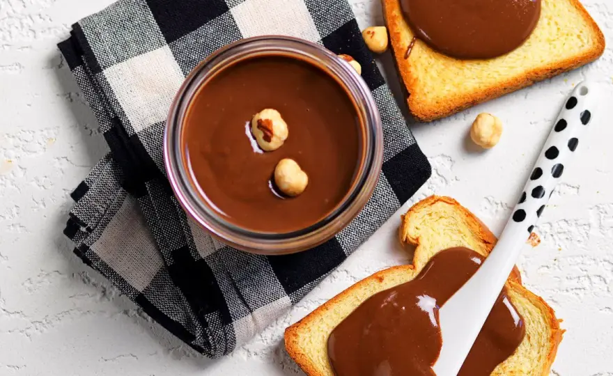 Crema di nocciole fatta in casa, liscia e profumata