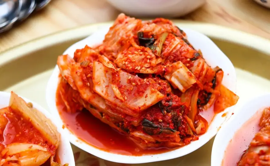 Kimchi: Co to jest? Skład, właściwości i jak zrobić koreański superfood