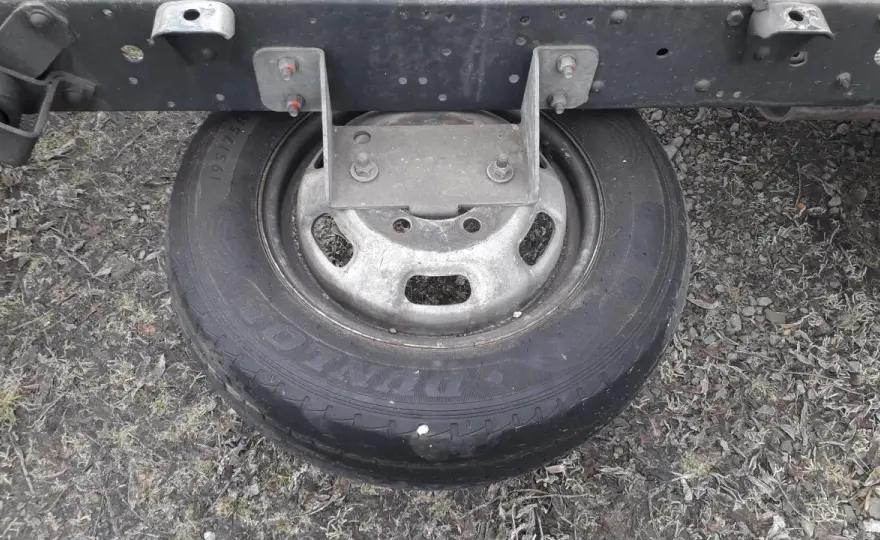 Przebita opona w Traficu? Jak wyjąć koło zapasowe bez stresu