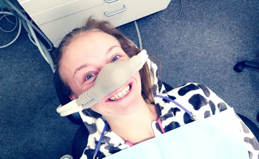 Jak działa gaz rozweselający u dentysty i jak wpływa na komfort pacjenta