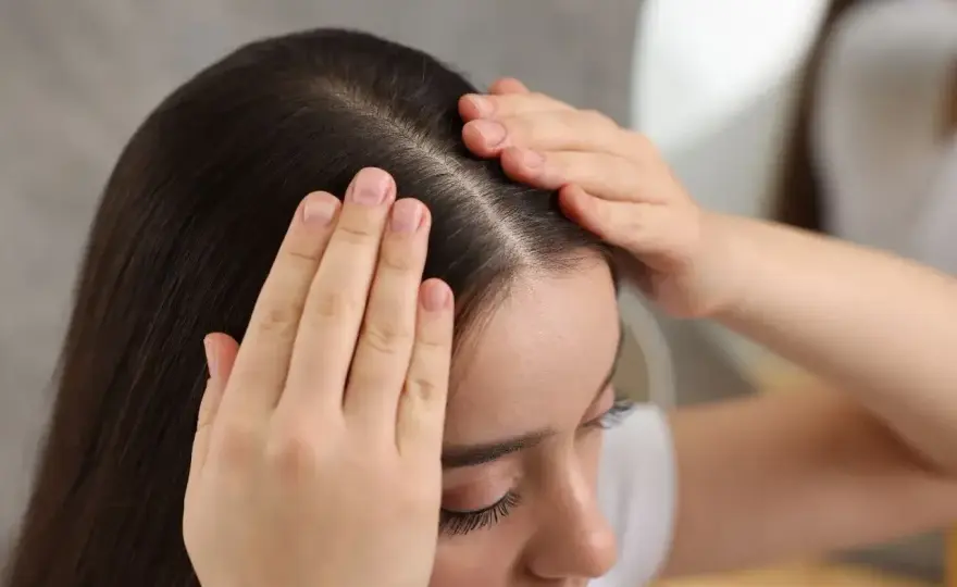 Peeling skóry głowy - Ile trzymać? Rodzaje i błędy