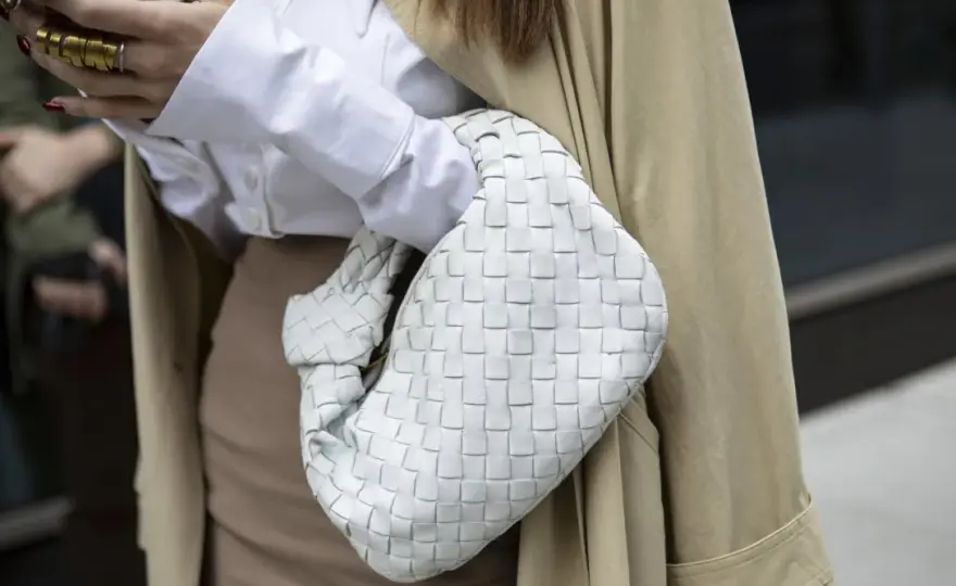 Czy białe torebki są modne? Poznaj najnowsze trendy i stylizacje