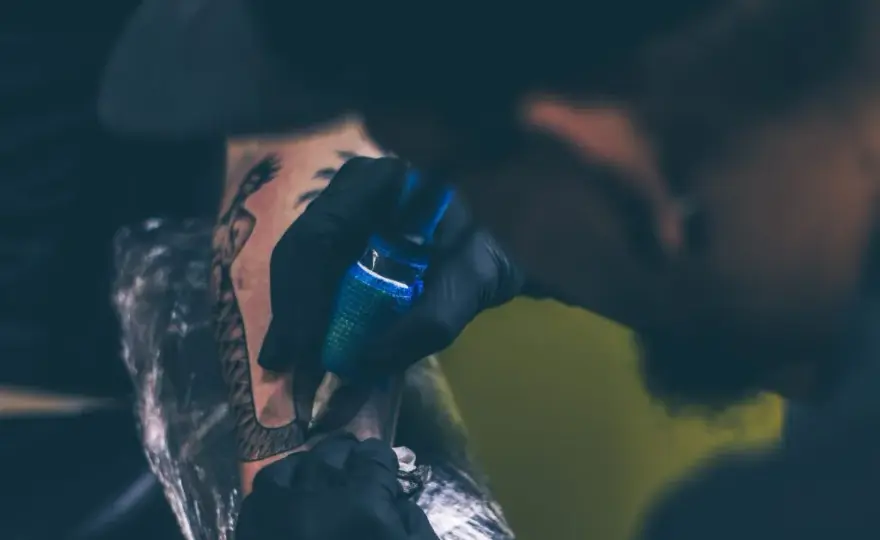 Czy można pić alkohol po tatuażu? - Wszystko, co musisz wiedzieć