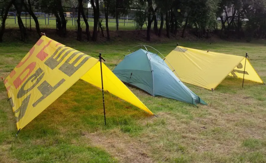 Tarp zamiast namiotu - Jak wybrać i rozstawić? Poradnik
