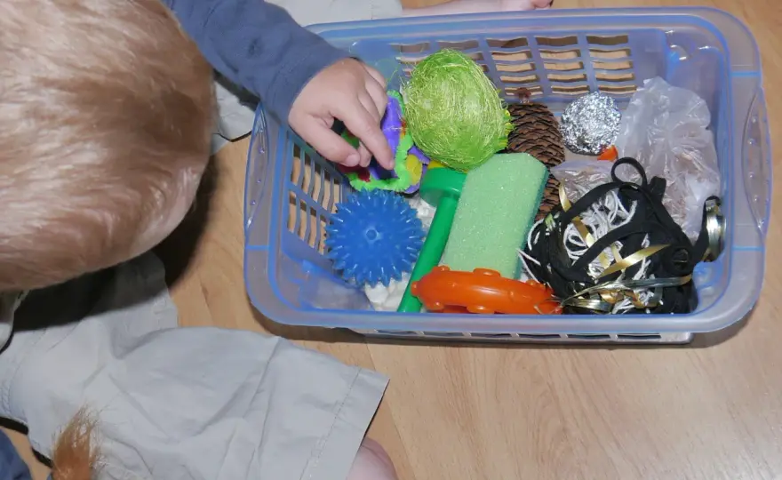 Jak stworzyć pudełko sensoryczne DIY, które rozweseli Twoje dziecko