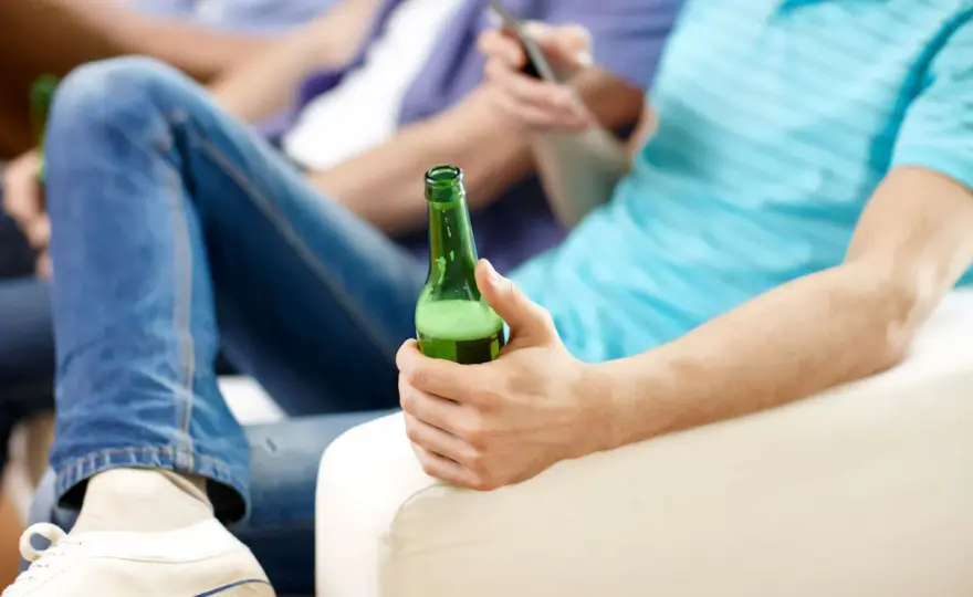 Jak usunąć zapach piwa z kanapy? Skuteczne domowe sposoby