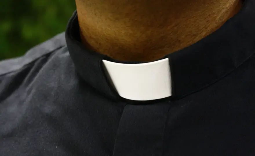 Celibat w kościele od kiedy? Zaskakująca historia i jej znaczenie