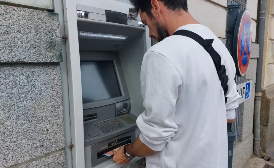 Comment retirer de l'argent en France sans payer trop de frais ?