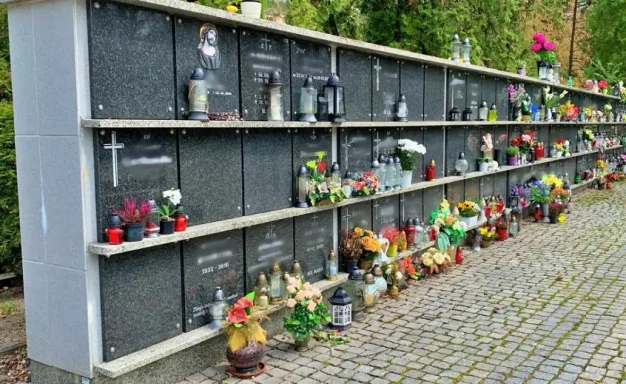Jak się nazywa ściana na urny i jej znaczenie w memorializacji