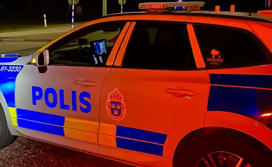 En polisbil med blåljus - så agerar du rätt i trafiken