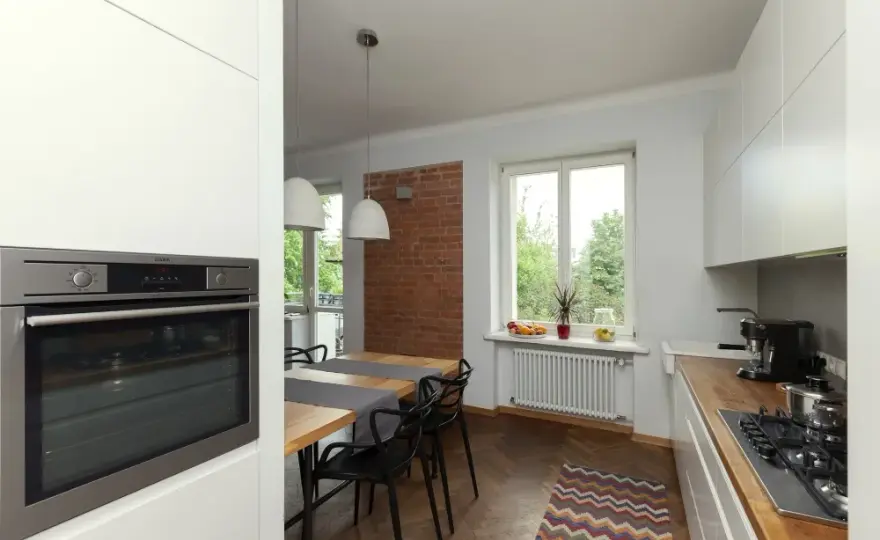Jak zabudować kaloryfer pod oknem: 5 prostych kroków i porady