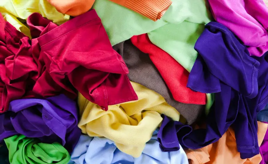 Alte T-Shirts upcyceln - 5 geniale Ideen, die wirklich nützen