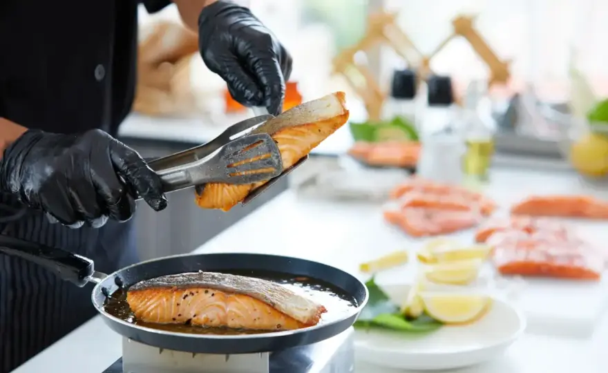 Sauté co to znaczy? Sekret szybkiego smażenia i soczystych dań