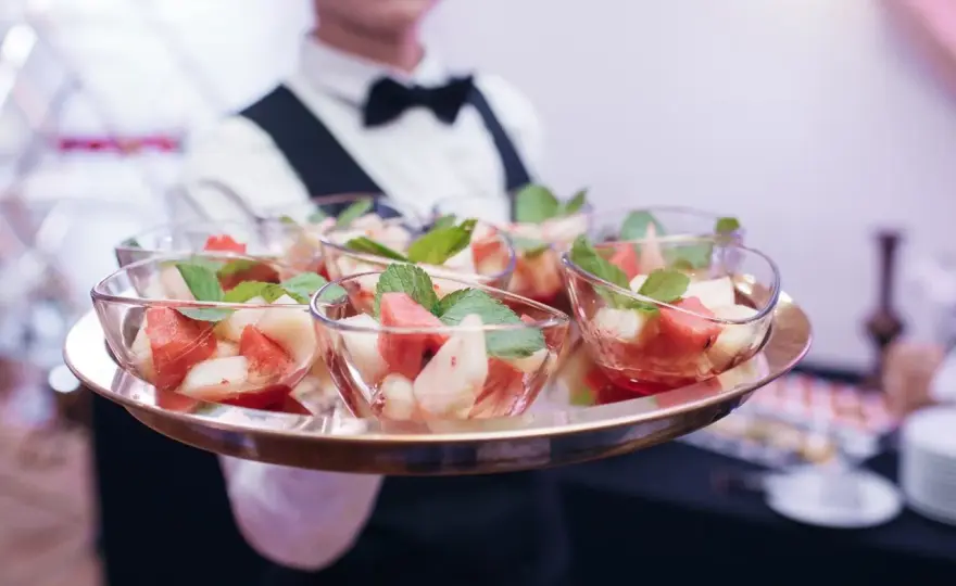 Catering firmowy: Ile kosztuje? Sprawdź ceny i optymalizuj budżet