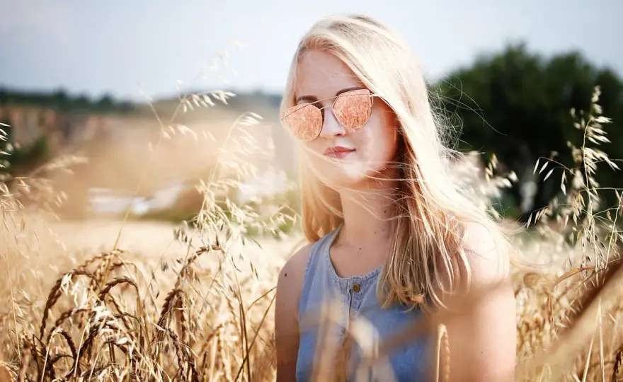 Beżowy blond - idealny odcień? Komu pasuje i jak go dbać?