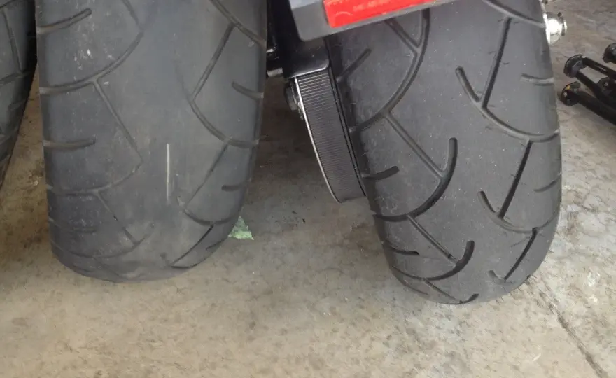 Neumático de moto gastado - señales para cambiarlo a tiempo