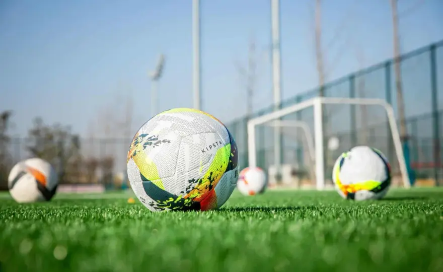 Jakim rozmiarem piłki grają piłkarze - poznaj standard FIFA