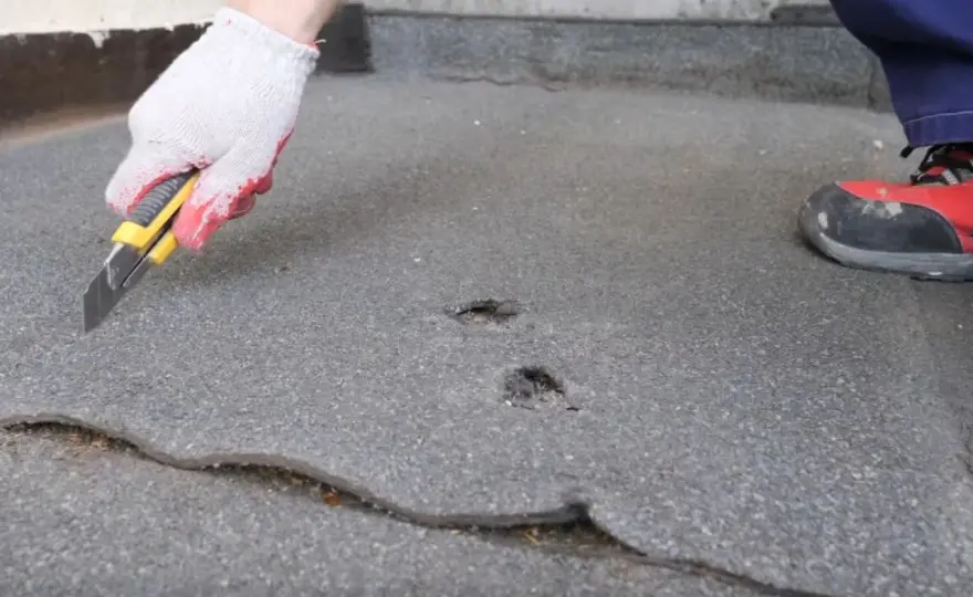 Naprawa dachu z papy - Jak uszczelnić przecieki i ile to kosztuje?