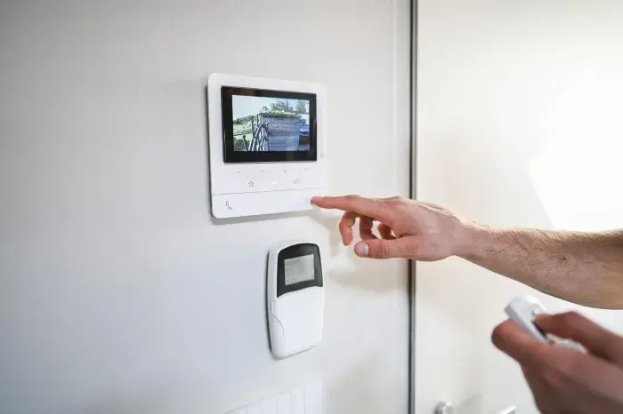 Jak działa domofon w bloku? Poznaj sekrety systemu kontroli