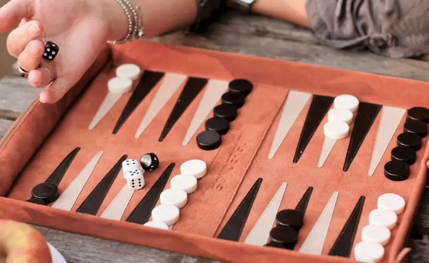 Backgammon - Zasady dla początkujących. Zagraj bez chaosu!