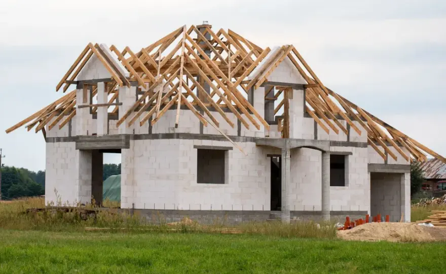 Ile kosztuje budowa domu 50m2? Zaskakujące wydatki, które musisz znać