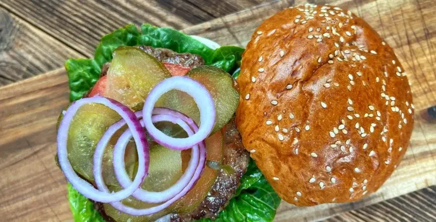 Jak zrobić kotlety wołowe do hamburgerów, które zachwycą smakiem