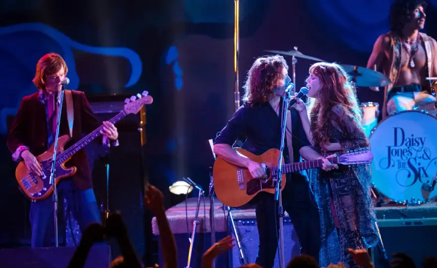 Daisy Jones & The Six: Przewodnik po serialu, muzyce i książce