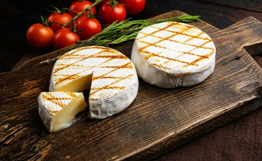 Jak przygotować serek camembert z grilla, który zachwyci gości