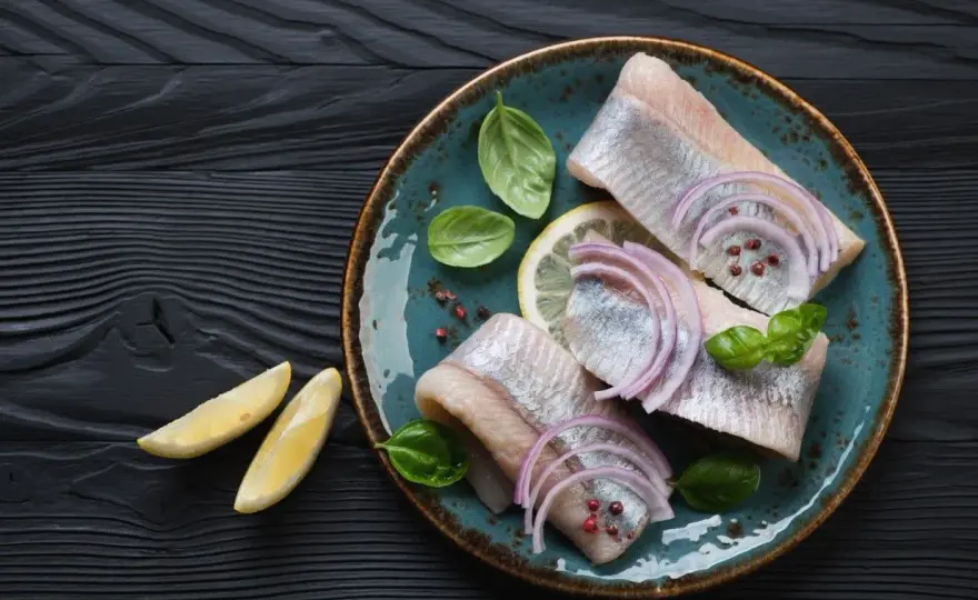 Śledzie keto - 3 przepisy, które uratują Twoją dietę!