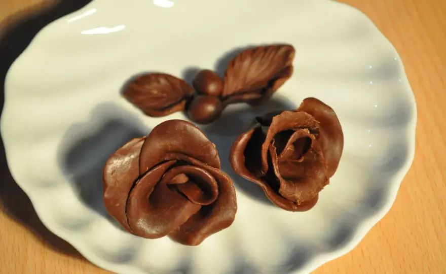 Chocolat plastique parfait - Recette, astuces et décors réussis